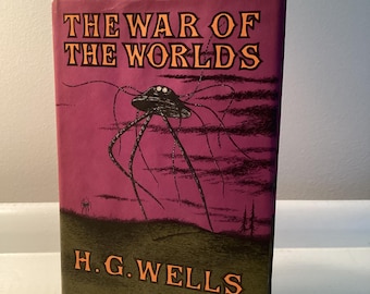 Vintage War of the Worlds HG Wells Science Fiction Book 1960 Looking Glass Library NY