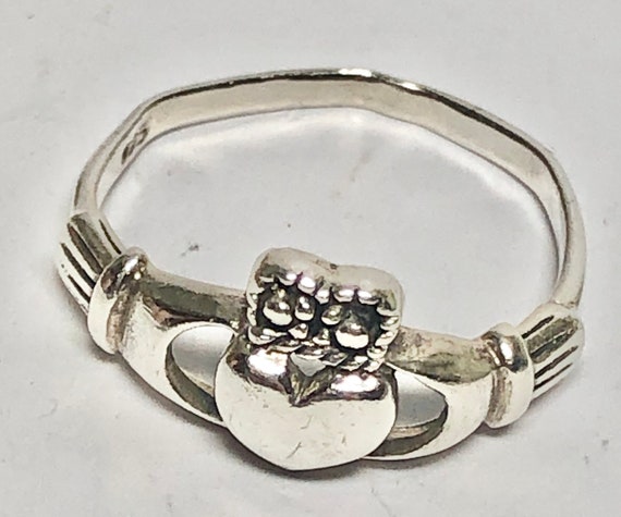 Vintage Irish Claddagh Ring Marked 925 Silver Siz… - image 7