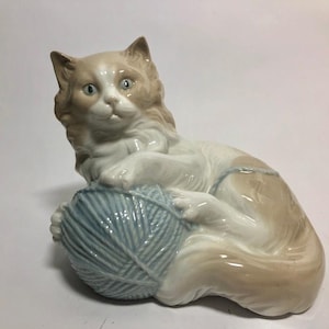 Vintage 1978 NAO Lladro Cat w Yarn Ball Smooth Porcelain Daisa SPAIN Figurine Kitten Kitty Figure