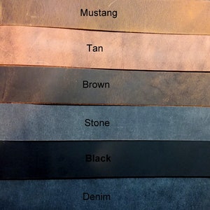 Puede incluir: Una paleta de colores de muestras de cuero con las etiquetas Mustang, Tan, Brown, Stone, Black y Denim. Las muestras rectangulares var&iacute;an en tonos de marr&oacute;n, gris y azul. Las etiquetas de texto est&aacute;n en una fuente sans-serif.