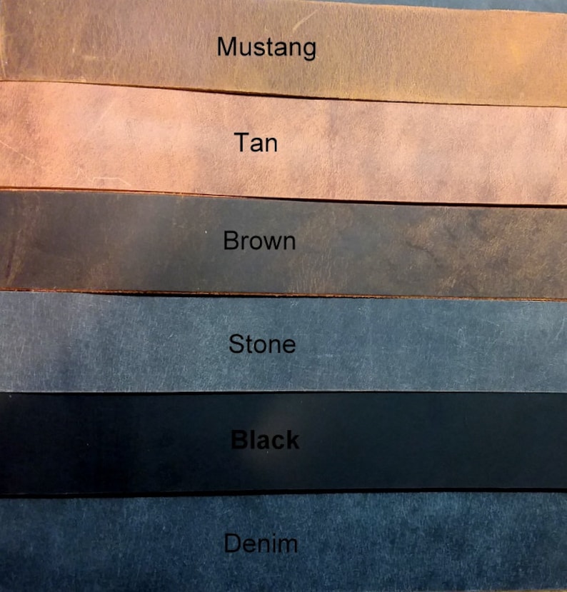 Puede incluir: Una paleta de colores de muestras de cuero con las etiquetas Mustang, Tan, Brown, Stone, Black y Denim. Las muestras rectangulares var&iacute;an en tonos de marr&oacute;n, gris y azul. Las etiquetas de texto est&aacute;n en una fuente sans-serif.