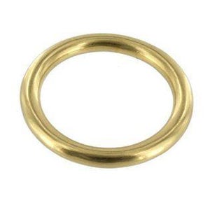 Puede incluir: Un anillo en O de lat&oacute;n macizo, de forma circular, con una superficie lisa y pulida. El anillo es de color dorado c&aacute;lido y parece estar hecho de una sola pieza de metal. Se encuentra sobre un fondo blanco liso.