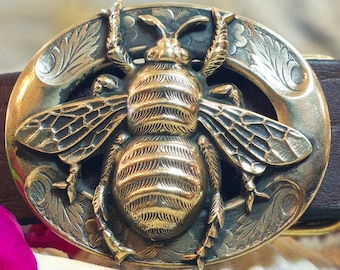 Hebilla de cinturón artesanal de latón macizo con diseño de abeja y abeja.