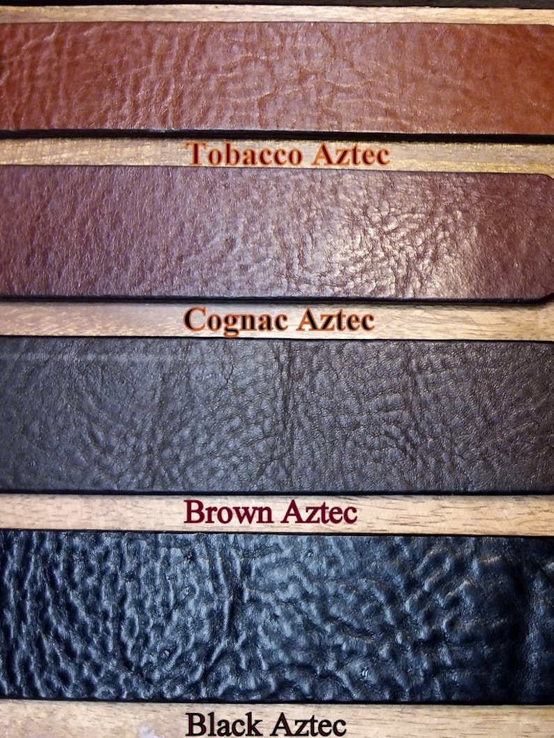 Puede incluir: Primer plano de muestras de cuero en varios tonos de marr&oacute;n y negro. Las muestras est&aacute;n etiquetadas como "Tobacco Aztec", "Cognac Aztec", "Brown Aztec" y "Black Aztec". El cuero tiene un aspecto texturizado.