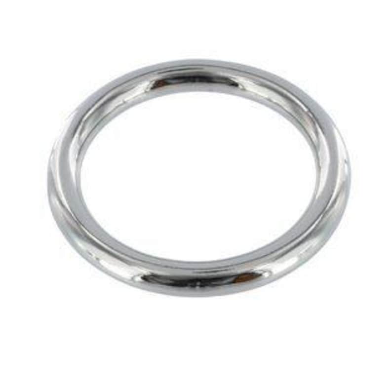 Puede incluir: Un anillo met&aacute;lico plateado y brillante. El anillo es circular y parece estar hecho de un material s&oacute;lido y reflectante. La superficie es lisa y pulida, reflejando la luz.
