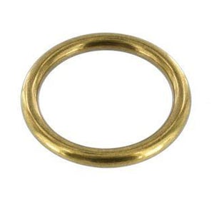 Puede incluir: Un solo anillo en O de lat&oacute;n macizo. El anillo es circular, con una superficie lisa y pulida y un color dorado c&aacute;lido. El anillo se muestra sobre un fondo blanco liso.