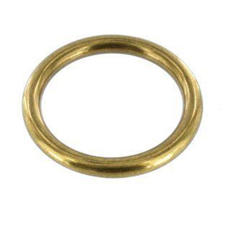 Puede incluir: Un solo anillo en O de lat&oacute;n macizo. El anillo es circular, con una superficie lisa y pulida y un color dorado c&aacute;lido. El anillo se muestra sobre un fondo blanco liso.