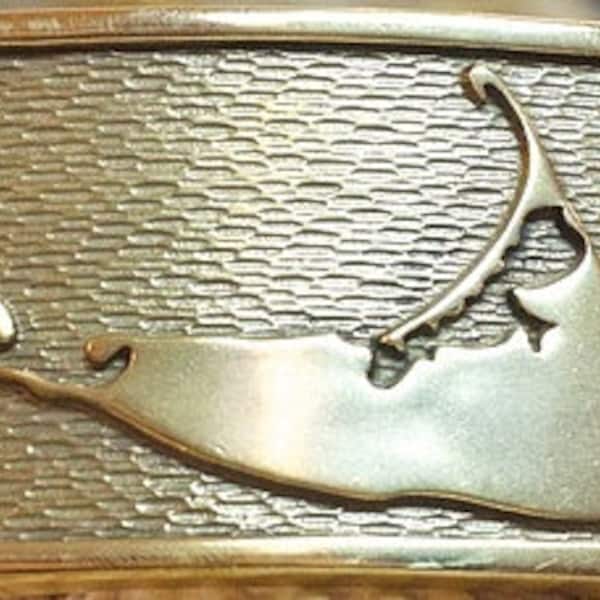 Hebilla de cinturón artesanal con mapa de la isla de Nantucket, elaborada a mano.