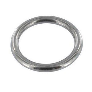 Puede incluir: Un &uacute;nico anillo met&aacute;lico brillante de color plateado. El anillo es circular con una superficie lisa y redondeada y un ancho constante. El objeto est&aacute; aislado sobre un fondo blanco liso, resaltando su forma y brillo met&aacute;lico.