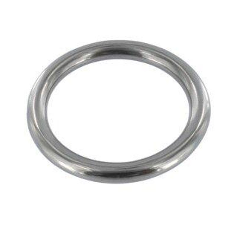 Puede incluir: Un &uacute;nico anillo met&aacute;lico brillante de color plateado. El anillo es circular con una superficie lisa y redondeada y un ancho constante. El objeto est&aacute; aislado sobre un fondo blanco liso, resaltando su forma y brillo met&aacute;lico.