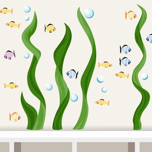 Puede incluir: Una calcoman&iacute;a de pared con un dise&ntilde;o de algas verdes con peces amarillos, azules y morados nadando entre las algas. Tambi&eacute;n hay burbujas azules en todo el dise&ntilde;o.