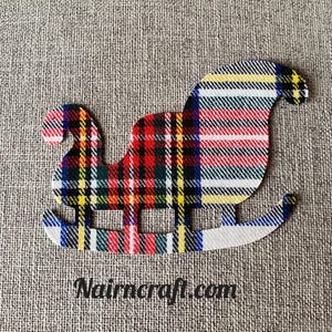 Toppa decorativa a forma di slitta di Babbo Natale, in tessuto tartan Stewart, da applicare con ferro da stiro o cucire.