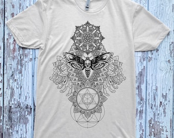 Unisexe IMPERMANENCE Mandala T-Shirt Psychédélique Dotwork Géométrie Sacrée Symétrie Death Moth Tee