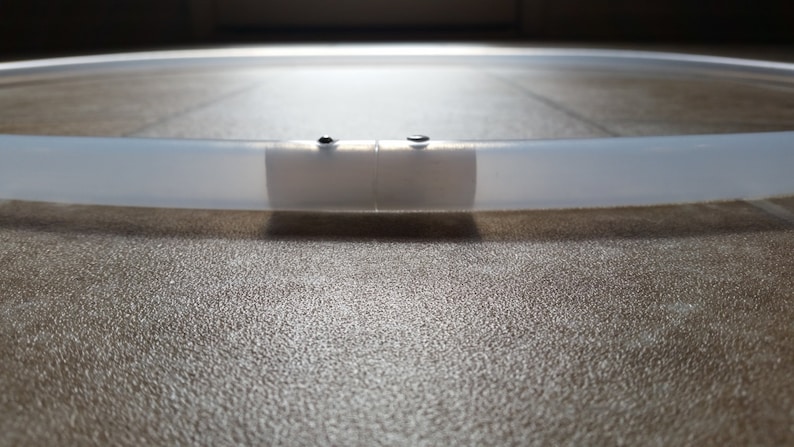 Puede incluir: Un aro de pl&aacute;stico blanco con un conector de pl&aacute;stico transparente. El conector tiene dos peque&ntilde;os tornillos negros.