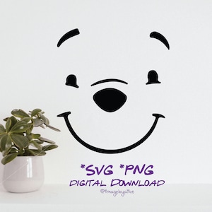 Può includere: Download digitale in bianco e nero del viso di Winnie the Pooh con il testo "*SVG *PNG DOWNLOAD DIGITALE @ImagebyAlice"