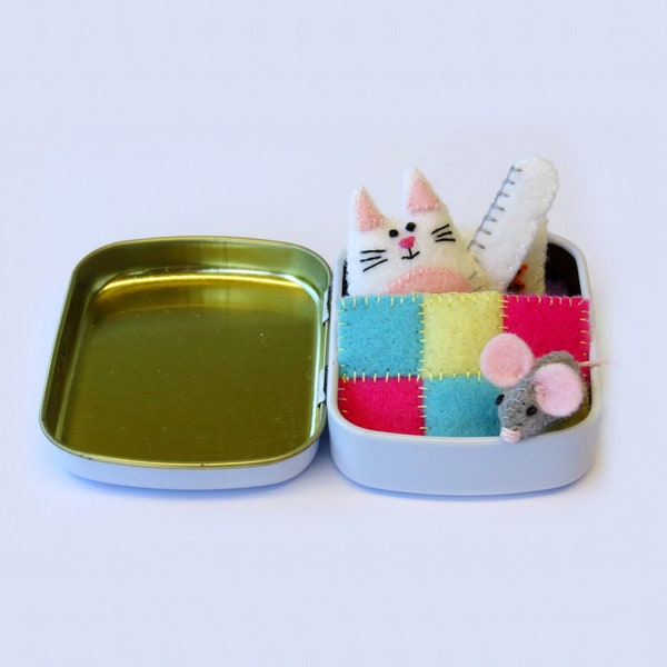 Miniature Felt Cat & Mouse Playset: Dollhouse Toy in Altoid Tin Bed
