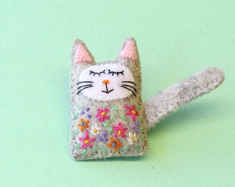 Handmade cat brooch, wool felt sleepy kitten, embroidered cat, gift for cat lovers, gift for teacher, cat pin, felt embroidery, grey, gray