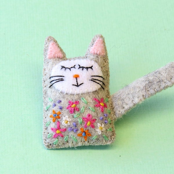 Handmade cat brooch, wool felt sleepy kitten, embroidered cat, gift for cat lovers, gift for teacher, cat pin, felt embroidery, grey, gray