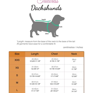 Puede incluir: Tabla de tallas para ropa de dachshund en cent&iacute;metros y pulgadas. La tabla muestra las medidas de cuello, pecho y longitud para las tallas XXS, XS, S, M y L.