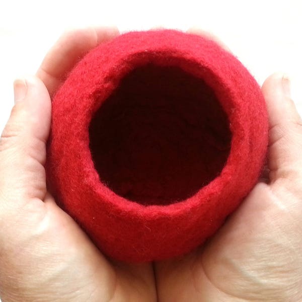 Felted bowl PDF tutorial, learn how to make your own red felted bowl using a wet felting resist method