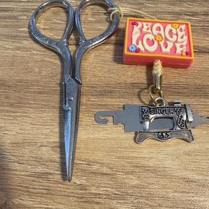 Needle Threader Fob (scissors not included)