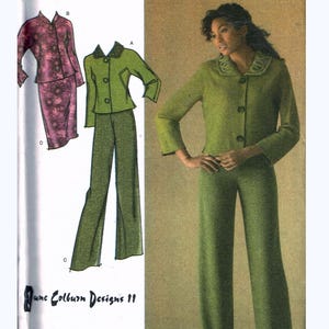 May include: Simplicity pattern 4405 for a green trouser suit with a collared jacket and wide-leg trousers. The pattern also includes a skirt suit with a floral design. Sizes K5: 8, 10, 12, 14, 16, EUR 34-42, FR 36-44.