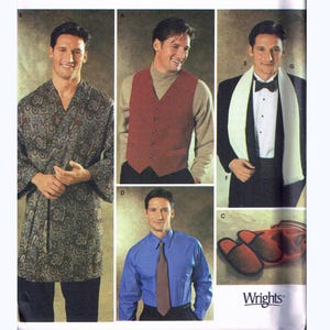 Peut inclure: Patron Simplicity 9962 présentant des modèles de vêtements pour hommes. L'image comprend une robe à motifs cachemire, un gilet rouge, un smoking, une chemise bleue avec une cravate et des pantoufles rouges. Tailles : S, M, L, XL.