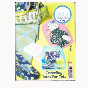 Peut inclure: Un patron de couture pour réaliser des sacs fourre-tout pour enfants. Le patron s'appelle "Traveling Totes for Tots" et est de Ellie Mae Designs. Le patron comprend des instructions pour réaliser un sac à langer, un sac fourre-tout plus petit et un portefeuille. Le patron est illustré avec des photos des produits finis.