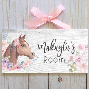 Prénom floral personnalisé cheval | Plaque de porte de chambre à coucher cheval aquarelle | Plaque nominative cheval pour chambre d&#39;enfant
