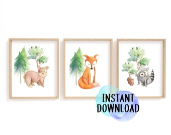 Peut inclure: Ensemble de trois impressions encadrées à l'aquarelle représentant des animaux de la forêt : un ours, un renard et un raton laveur. Chaque impression comprend un arbre et est sur fond blanc. Le texte "INSTANT DOWNLOAD" est visible.