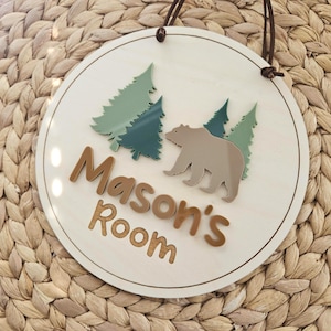 Letrero con nombre para puerta de dormitorio con diseño de oso y pino / Letrero con nombre para niños / Placa con nombre para puerta / Letrero con nombre de bosque / Regalo personalizado para niños