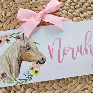 Prénom floral personnalisé cheval | Enseigne de nom de cow-girl équestre | Plaque nominative pour porte de chambre à coucher cheval