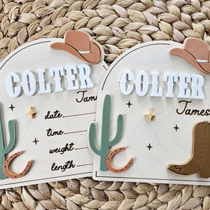 Letrero con nombre de vaquero para bebé / Placa con nombre para anuncio de nacimiento de recién nacido / Letrero de hospital con arco para la llegada del bebé / Placa con huella de recién nacido