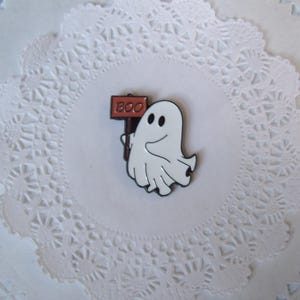 Ghost magnet - Boo magnet - Halloween magnet - Halloween decor - repurposed jewelry - Halloween decor
