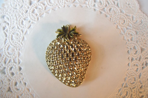 Strawberry brooch - vintage brooch - vintage jewel