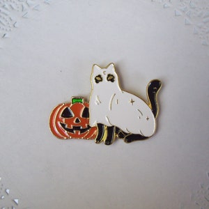Cat magnet - Jack-o-lantern magnet - Halloween magnet - cat decor - Halloween decor - repurposed jewelry - pumpkin magnet