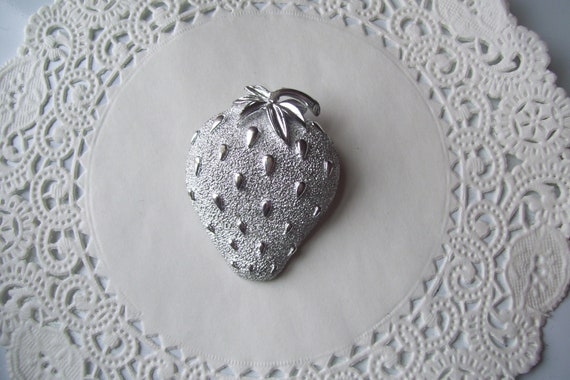 Strawberry brooch - Sarah Coventry Strawberry broo