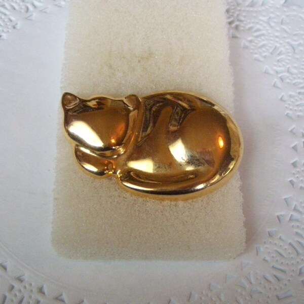 Sleeping cat brooch - Liz Claiborne gold cat brooch - cat jewelry - gold cat brooch - Liz Claiborne jewelry  vintage brooch  vintage jewelry