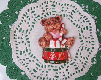 Christmas magnet - Bear magnet - Christmas bear magnet - repurposed jewelry - Christmas decor - refrigerator magnet