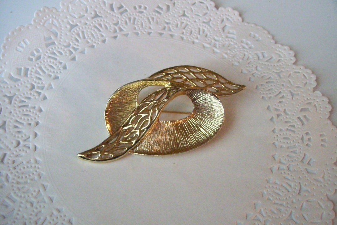 Ribbon Filigree Brooch - Gold-toned Ribbon Brooch Signed Celebrity NY ...