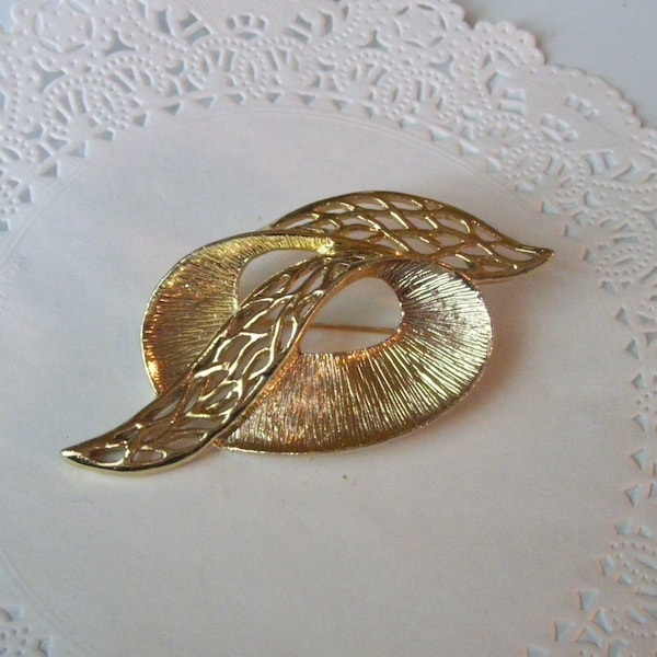 Ribbon filigree brooch - gold-toned ribbon brooch signed Celebrity NY - Celebrity ribbon filigree brooch - vintage brooch - vintage jewelry