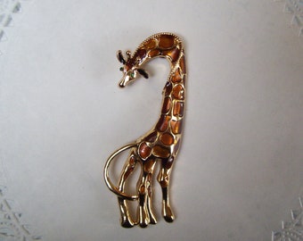 Giraffe magnet - repurposed jewelry - giraffe decor - refrigerator magnet - office magnet - kitchen decor - birthday gift