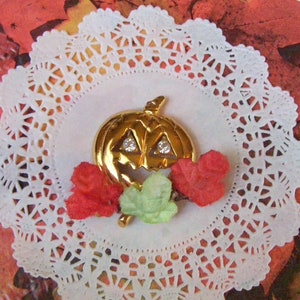 Jack-o-lantern magnet - Halloween magnet - fall leaves magnet - Halloween decor - pumpkin magnet - repurposed jewelry