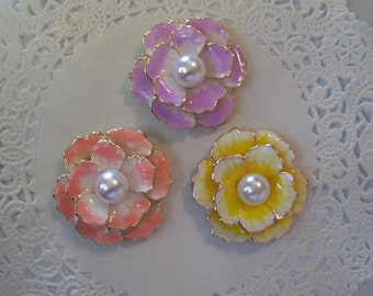 Flower magnet - repurposed jewelry - flower decor - office decor - flower jewelry - refrigerator magnet - kitchen decor