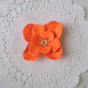 Flower magnet - repurposed jewelry - kitchen decor - office magnet - birthday gift - friend gift - jewelry magnet - fridge magnet