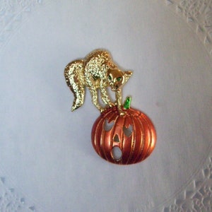 Halloween magnet - Jack-o-lantern magnet - Cat magnet - scardey cat magnet - pumpkin magnet - Halloween decor - repurposed jewelry