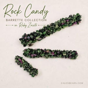Op de afbeelding: Drie haarspelden uit de Rock Candy Barrette Collection in Ruby Zoisite. Elk haaraccessoire is bedekt met kleine, getrommelde groene en magenta robijn-zoisiet steensplinters, wat zorgt voor een getextureerd, veelkleurig oppervlak over de gehele lengte.