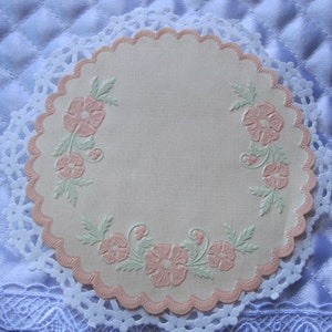 5 Pcs Vtg 40&#39;S 5&quot; Peach  Floral  Embossed Scallop Edge Paper Doily  Ivory Off White Betty Brite RARE