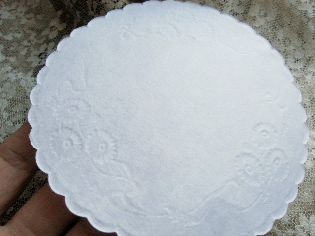 10 pcs VTG 4 INCH OFF WHITE ROUND DAISY FLOWER EMBOSSED PAPER DOILY USA  CARDS