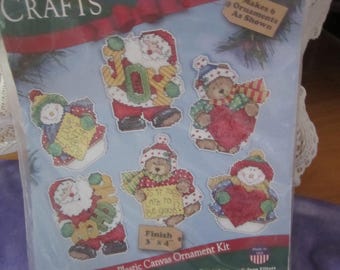 Design Works Crafts Christmas Ornaments Plastic Canvas Kit 6 pcs 1677 Bears Snowman Santa